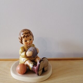 Hummel Figur, Ich spiel gern Ball, HUM 632, Höhe 9,5 cm, Frontansicht